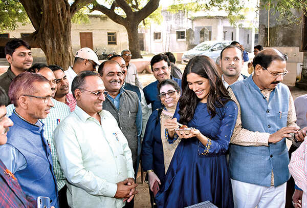 Vartika also spent some quality time with the faculty members of the school and tasted the famous gulab jamuns of Mohanlalganj (BCCL/ Farhan Ahmad Siddiqui)