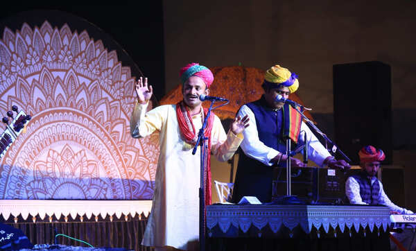 Kheta Khan and Fakira Khan performing