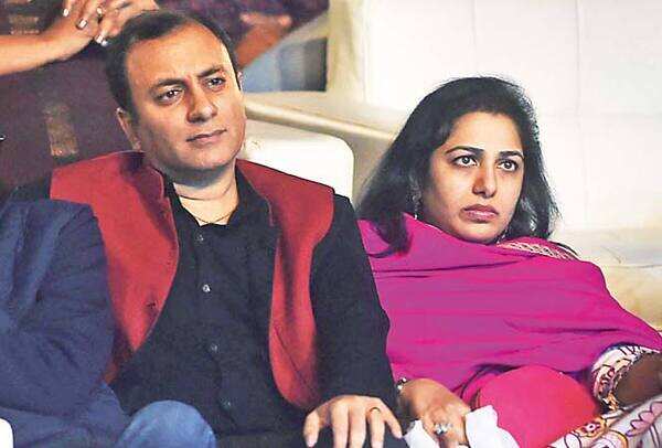 RAN_6497-Puneet-Dalmia-(in-black-and-red)-with-wife-Avantika-Dalmia