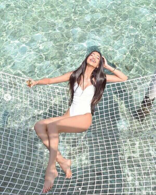 Alanna Panday Hot Photos & Sexy Video