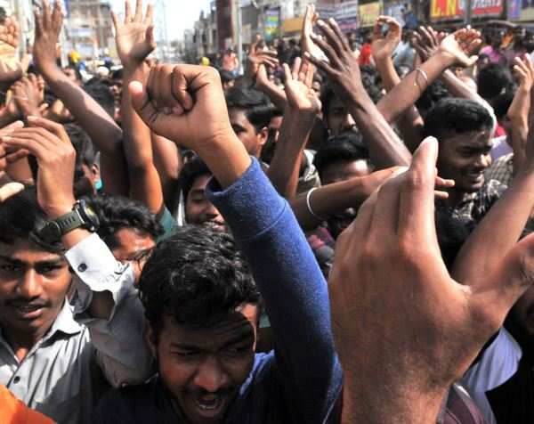 Hyderabad erupts, thousands lay siege to police station | India News ...