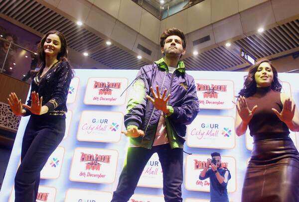 Ananya, Kartik and Bhumi grooved to Dheeme Dheeme