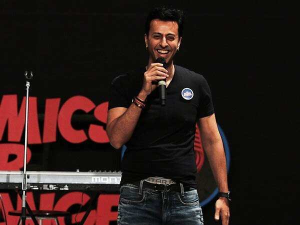 Salim-Merchant-Performing-at-Comics-For-Change