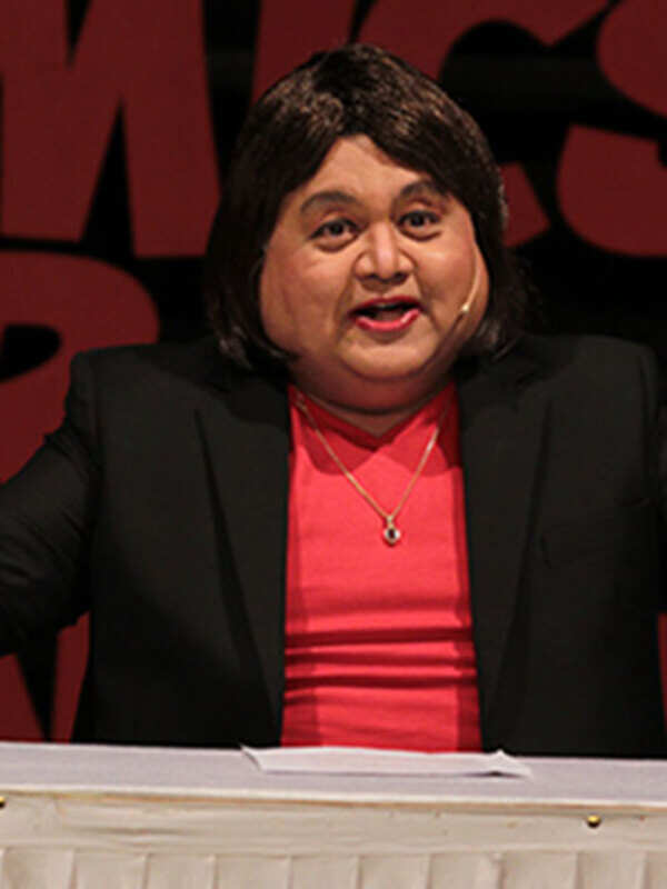 Kunal-Vijayakar-Performing-his-gag-imitating-Faye-Dsouza-at-Comic-For-Change