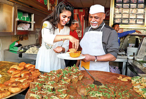 Priya trying her hands at making the basket chaat in Lucknow (BCCL/ Aditya Yadav/ Location courtsey: Royal Cafe)