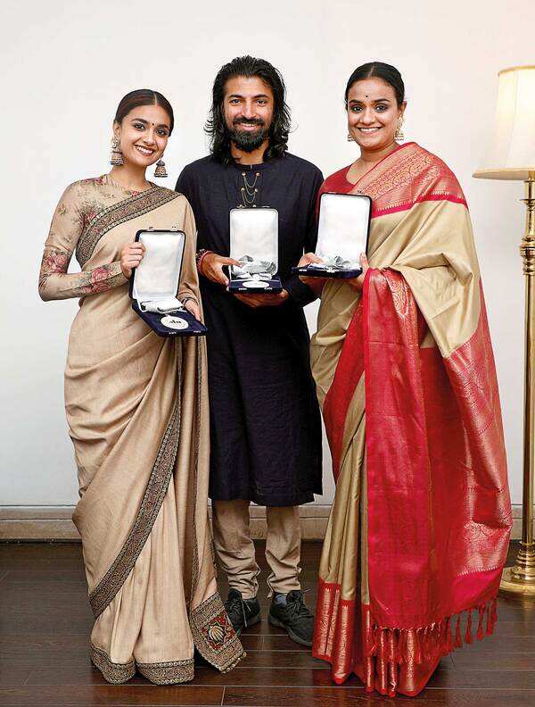 HT27KEERTHY6V0A6702_AWARD2-TURN