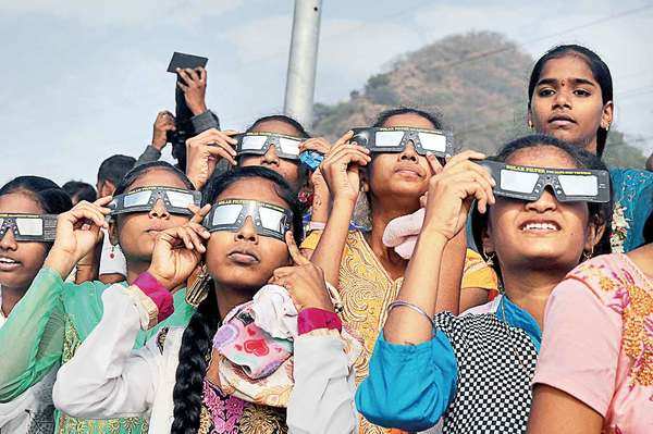 Narendra Modi | Surya Grahan Social Media Reaction [Updates]; Narendra Modi  Tweet Photos Of Him Watching Solar Eclipse 2019 Dec 26th | पीएम मोदी ने  शेयर की ग्रहण देखने की फोटो तो लोग कह रहे- पीएम ने 1 लाख 60 हजार रुपए का  चश्मा | Dainik Bhaskar