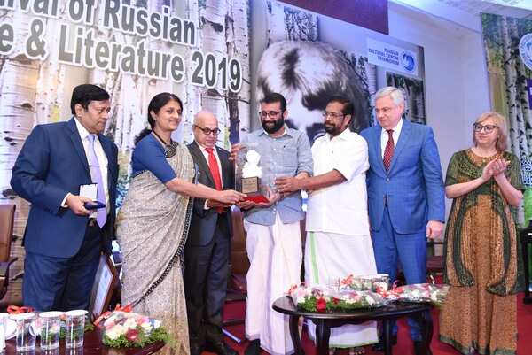 Dr Megha Pansare recieving Esenin award from speaker P Sreeramakrishnan (1)