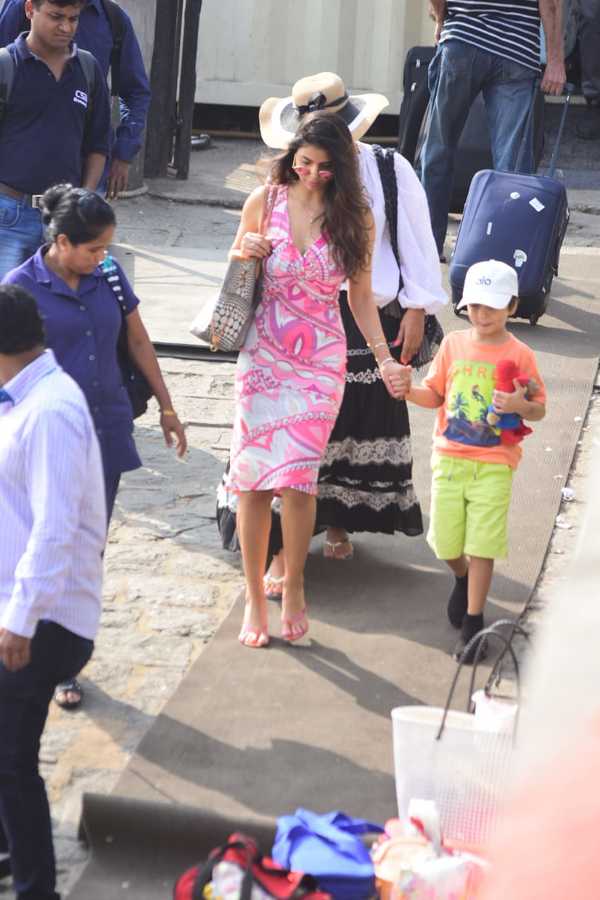 Gauri Khan, Suhana Khan and AbRam Khan Snapped at Airport Media