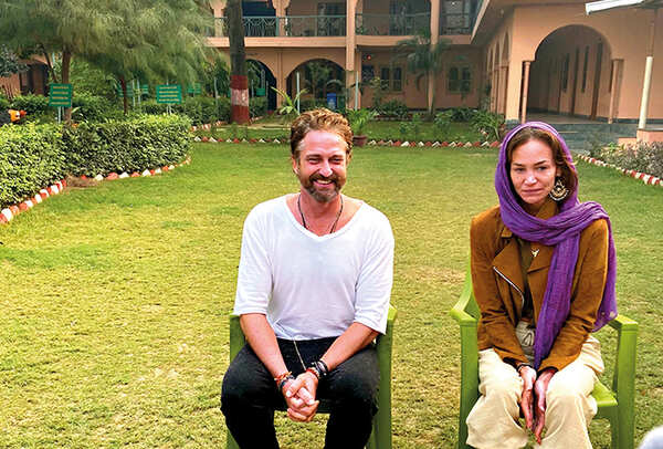 Gerard Butler and Morgan Brown at the yoga retreat in Varanasi (BCCL/ @gerardbutler)