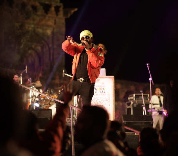 Navraj Hans performing