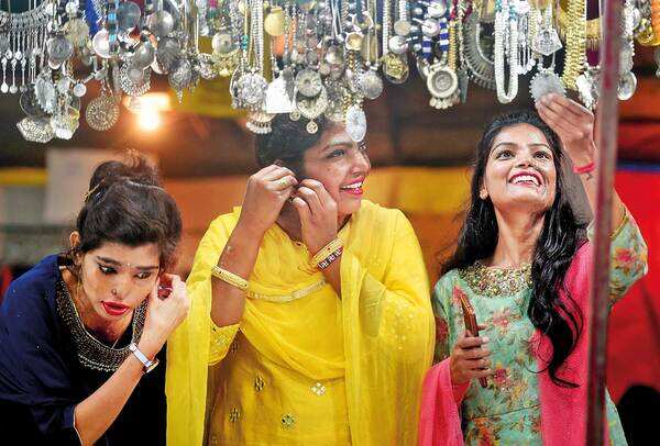 (L-R) Ritu Saini, Bala Prajapati and Kunti Soni at Dilli Haat