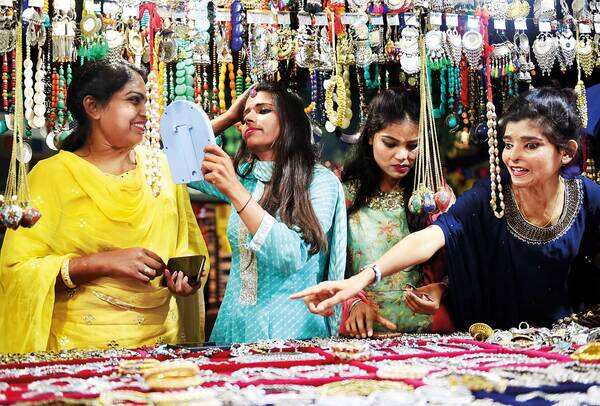 (L-R) Bala Prajapati, Jeetu Sharma, Kunti Soni and Ritu Saini at Dilli Haat