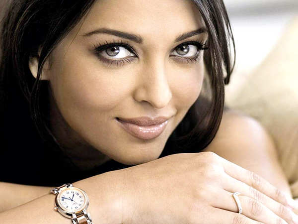 priyanka chopra anushka sharma to deepika Padukone these bollywood actress  flaunts their engagement ring worth crores: सगाई में इन 8 Bollywood  एक्ट्रेसेस को पहनाई गई करोड़ों की एंगेजमेंट रिंग ...