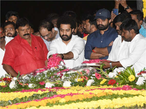 Jr NTR and others gather at NTR’s memorial to pay tribute to NT Rama ...