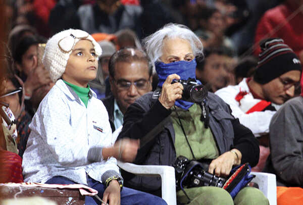 Waheeda Rehman wore a mask to avoid being recognized and roamed about like a regular tourist. At the ghat she clicked pics of the Ganga aarti (BCCL/ Arvind Kumar)