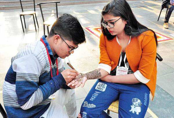 Students participate in mehendi making competition