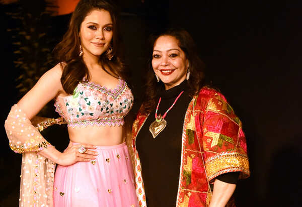 Waluscha De Sousa- Indian model and a film actress and Srishti Sawhney- President 7 Global Brand Director, Pulp and fibre Business, Aditya Birla Group (1)