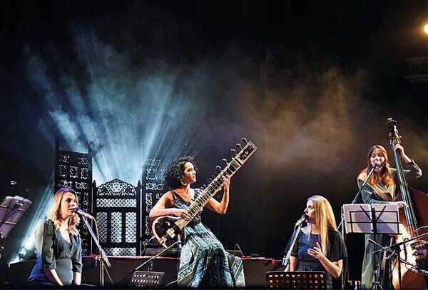 Nina Harries, Nicki Wells and Alev Lenz accompanied Anoushka on stage