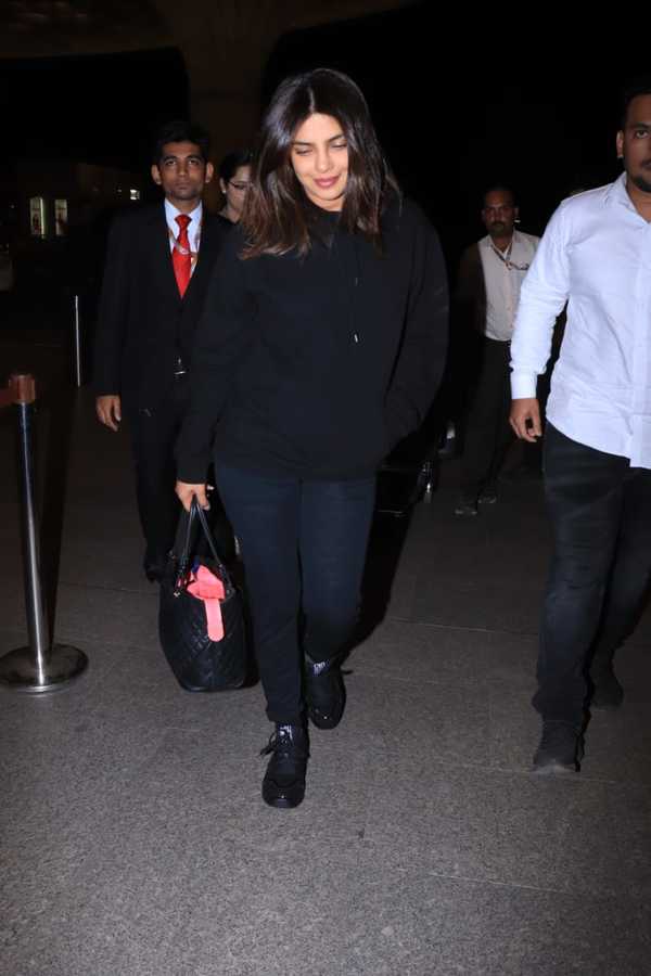 Photos: Priyanka Chopra Jonas stuns in all black as she gets snapped at ...