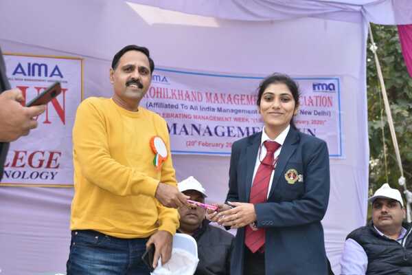 Manish Sharma felicitating a student during the management run