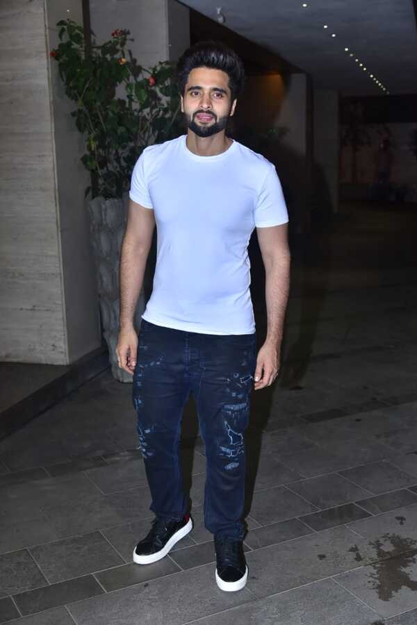 Coolie No 1 wrap bash (2).