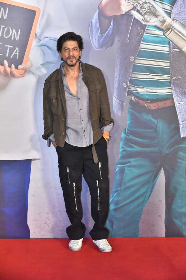 Pin by Şüheda yavuz on SRK | Shahrukh khan, Mens pants fashion, Casual