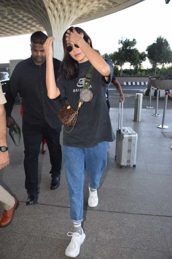 Anushka Sharma Gets Papped at Mumbai as She Leaves for Bangalore