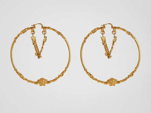 New ways of wearing earrings - Times of India