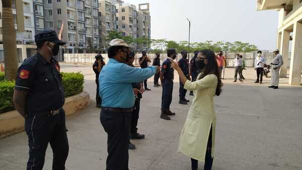 Anu Choudhury distributing masks1.