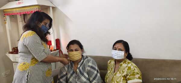Shivani Gupta making the residents of her colony wear home-made mask