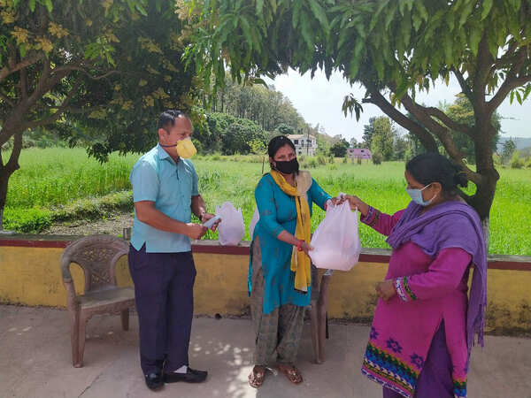 Individuals from different parts of Doon contributing towards betterment of society during lockdown
