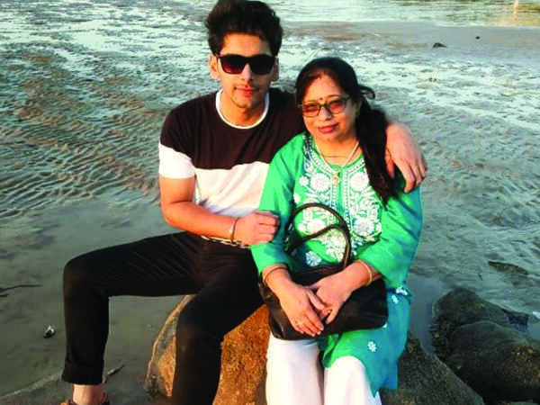 Akshit Sukhija with his mother (BCCL)