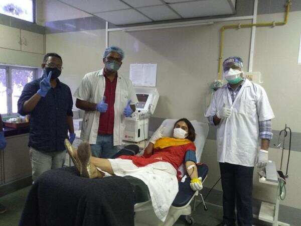 Zoa Morani donates blood