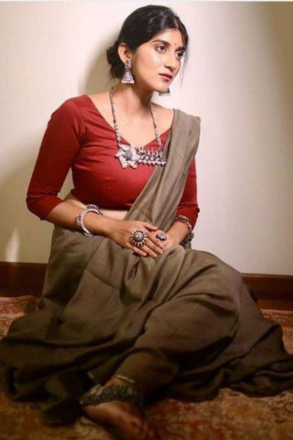 Deeksha Joshi takes a fun quiz with her fans Gujarati Movie News picture