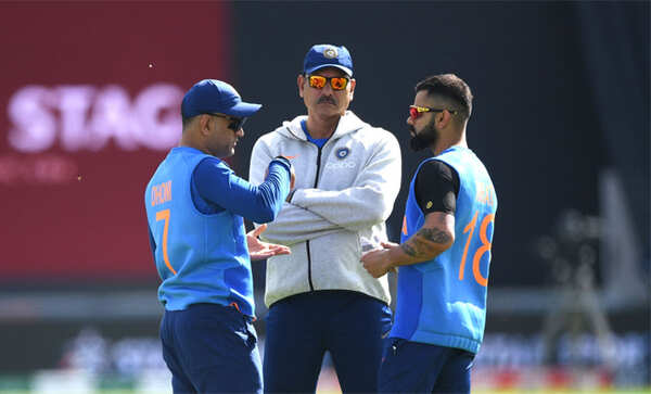Dhoni-Kohli-Embed-1606