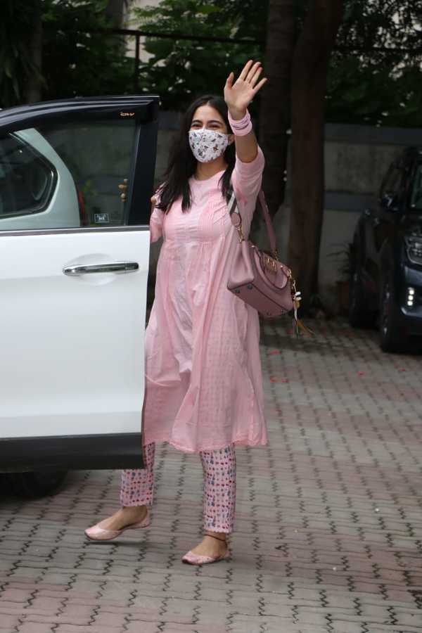 Sara Ali Khan greets the paparazzi with her signature 'namaste' as she ...