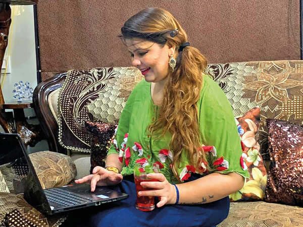 Simmi Oberoi rehearsing for her digital Teej party (BCCL)