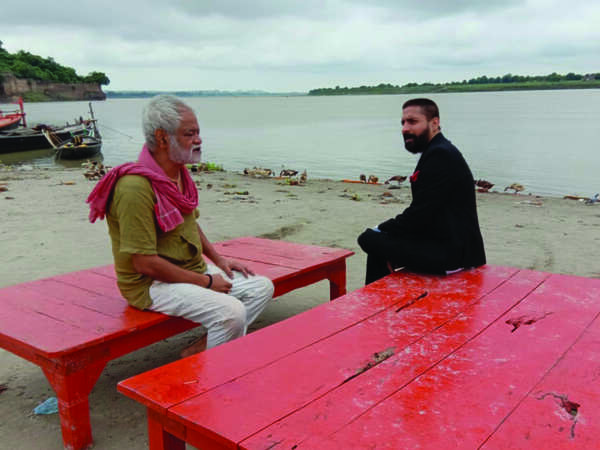 Sanjay Mishra (L) and Chandan Roy Sanyal shooting for the film in Banaras (BCCL)