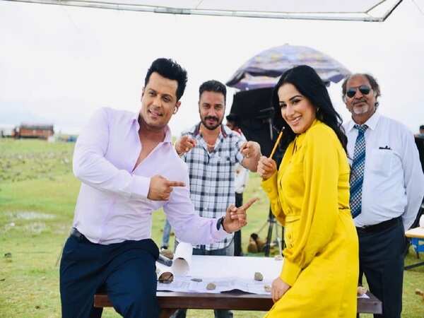 Actor Ranjha Vikram Singh and Sara Gurpal during the shoot of the video
