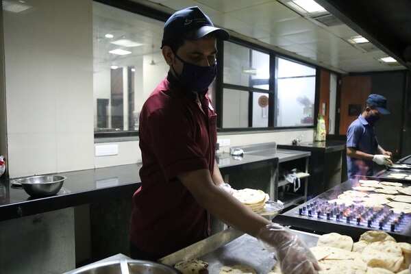 Food handlers in the kitchens of IITGN Mess