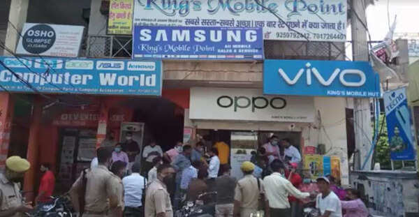 UP: Smartphones worth Rs 25 lakh stolen from shop in Aligarh | Agra ...