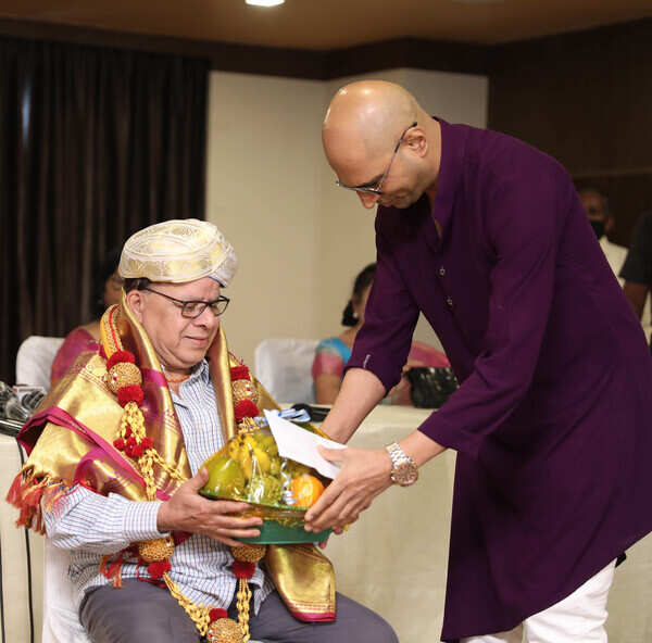 Senior artiste Umesh being felicitated