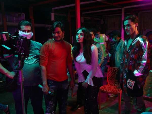Sehnoor and Asim Riaz on the set of the music video