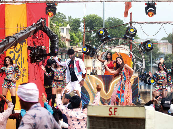 The shoot location of the film Love You Shankar at Assi Ghat was out of bounds for any outsider except the cast and crew in view of the pandemic (BCCL)