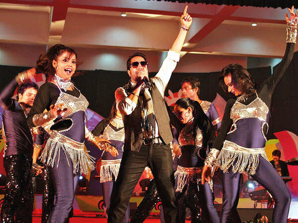 Mika Singh performing at Lucknow Mahotsav (BCCL)