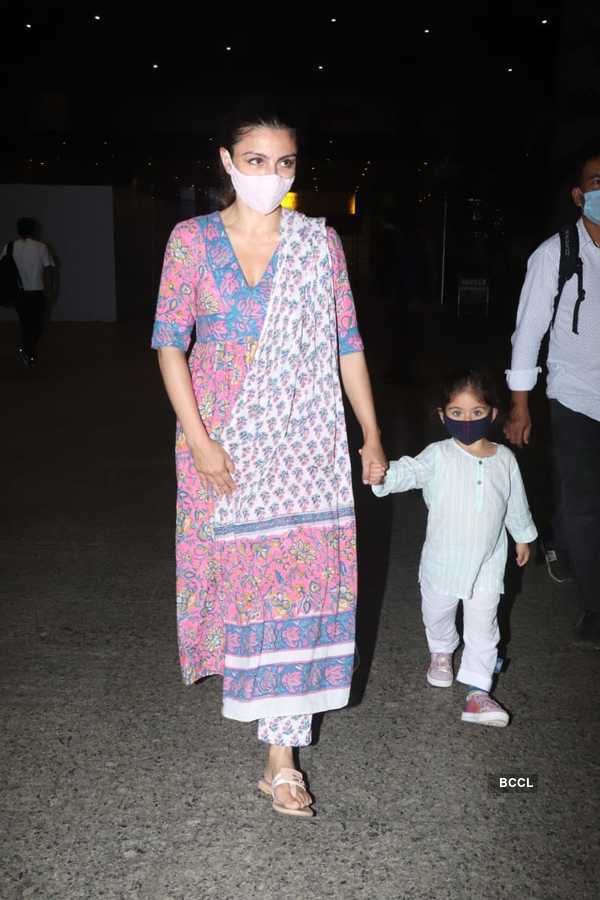 Photos: Soha Ali Khan And Daughter Inaaya Naumi Get Snapped At The ...