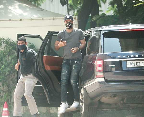 Ranbir Kapoor looks cool as he stepped out in the city in a casual outfit # ranbirkapoor #ranbir #ranbirkapoorfans #rk #bollywood #etimes