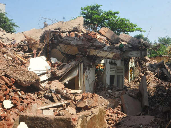 Thane: Building crashes 5 minutes after 75 residents evacuate structure ...