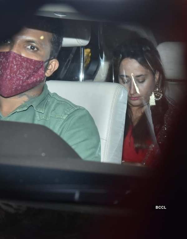 Varun Dhawan's girlfriend Natasha Dalal arrives at Anil Kapoor's ...